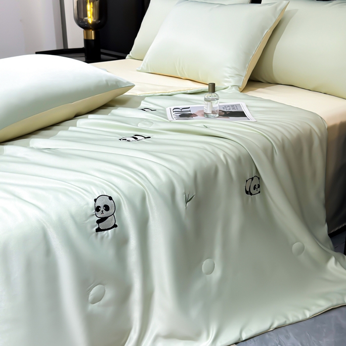 91家纺网 家纺一手货源 找家纺 憨豆家纺 2026新款水洗冰丝夏被四件套（升级抗菌棉）水洗真丝绣花系列夏凉被跨境外贸空调被 小熊猫-水果奶黄