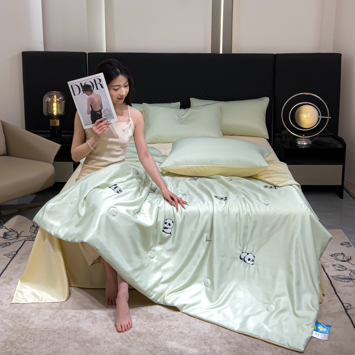 91家纺网 家纺一手货源 找家纺 憨豆家纺 2026新款水洗冰丝夏被四件套（升级抗菌棉）水洗真丝绣花系列夏凉被跨境外贸空调被 小熊猫-水果奶黄