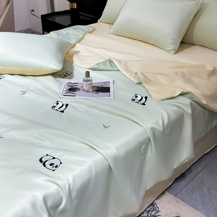 91家纺网 家纺一手货源 找家纺 憨豆家纺 2026新款水洗冰丝夏被四件套（升级抗菌棉）水洗真丝绣花系列夏凉被跨境外贸空调被 小熊猫-水果奶黄