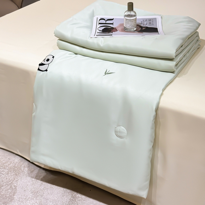 91家纺网 家纺一手货源 找家纺 憨豆家纺 2026新款水洗冰丝夏被四件套（升级抗菌棉）水洗真丝绣花系列夏凉被跨境外贸空调被 小熊猫-水果奶黄