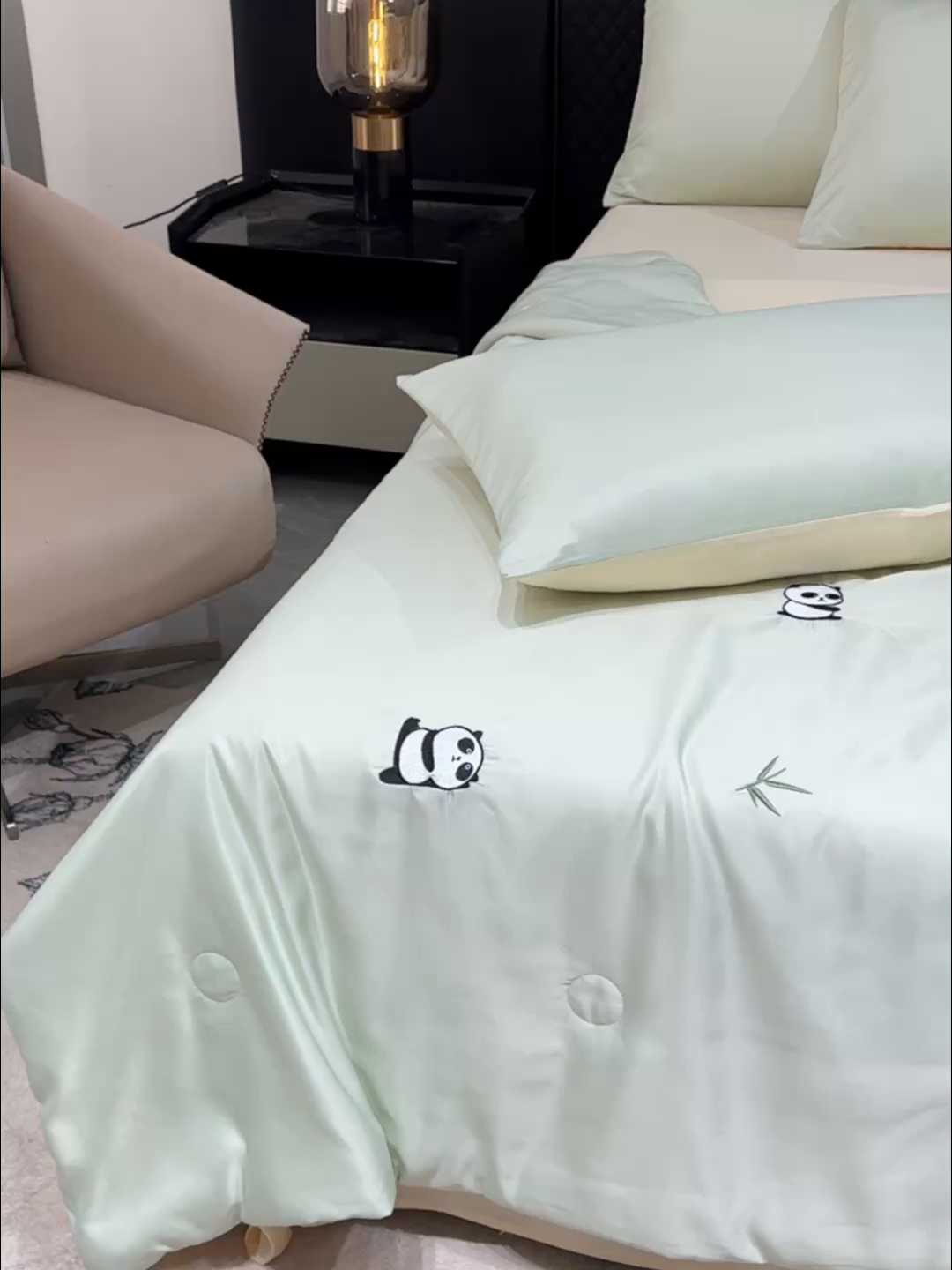 91家纺网 家纺一手货源 找家纺 憨豆家纺 2026新款水洗冰丝夏被四件套（升级抗菌棉）水洗真丝绣花系列夏凉被跨境外贸空调被 小熊猫-水果奶黄