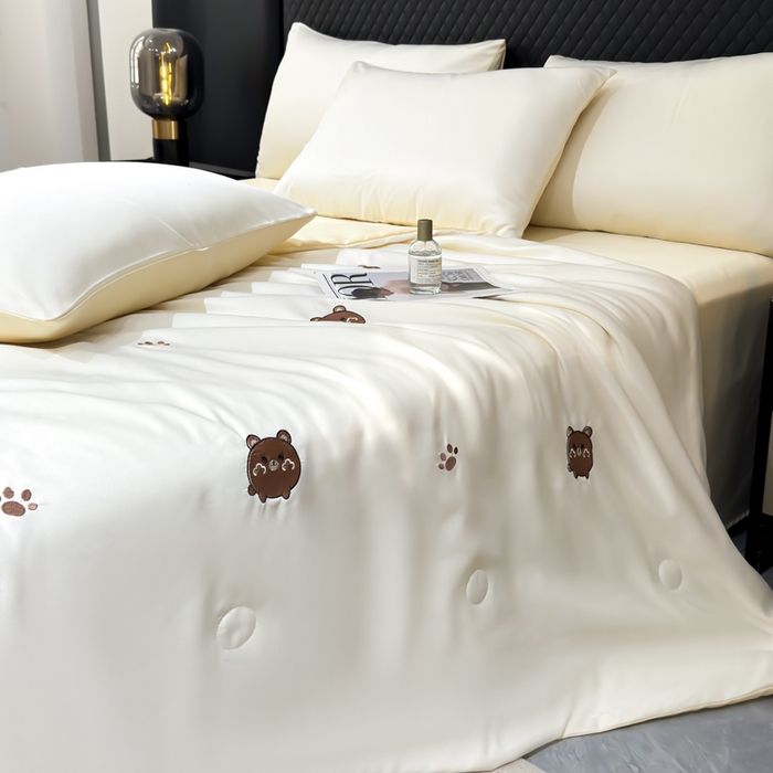 91家纺网 家纺一手货源 找家纺 憨豆家纺 2026新款水洗冰丝夏被四件套（升级抗菌棉）水洗真丝绣花系列夏凉被跨境外贸空调被 小熊-奶白黄