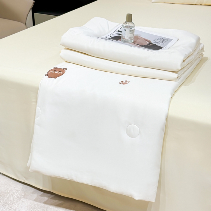 91家纺网 家纺一手货源 找家纺 憨豆家纺 2026新款水洗冰丝夏被四件套（升级抗菌棉）水洗真丝绣花系列夏凉被跨境外贸空调被 小熊-奶白黄