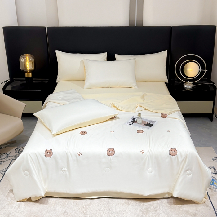 91家纺网 家纺一手货源 找家纺 憨豆家纺 2026新款水洗冰丝夏被四件套（升级抗菌棉）水洗真丝绣花系列夏凉被跨境外贸空调被 小熊-奶白黄