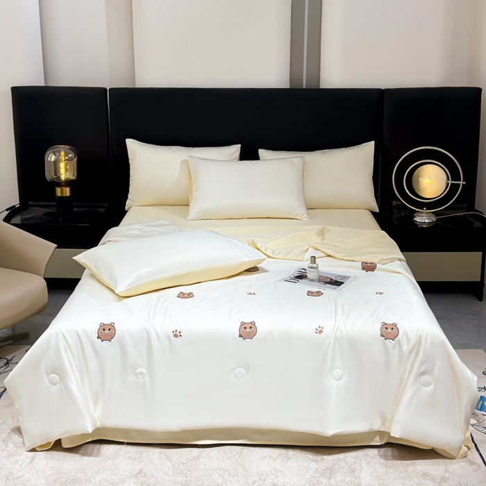 91家纺网 家纺一手货源 找家纺 憨豆家纺 2026新款水洗冰丝夏被四件套（升级抗菌棉）水洗真丝绣花系列夏凉被跨境外贸空调被 小熊-奶白黄