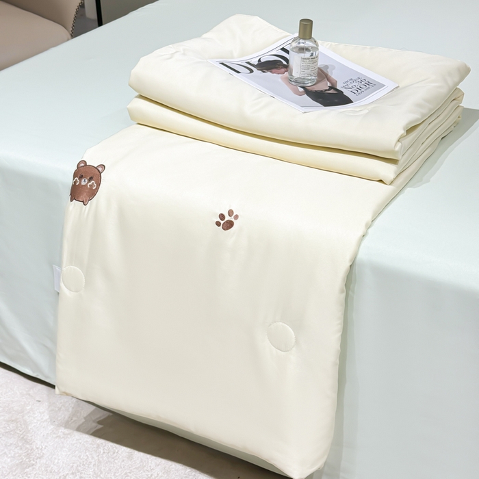 91家纺网 家纺一手货源 找家纺 憨豆家纺 2026新款水洗冰丝夏被四件套（升级抗菌棉）水洗真丝绣花系列夏凉被跨境外贸空调被 小熊-奶黄绿