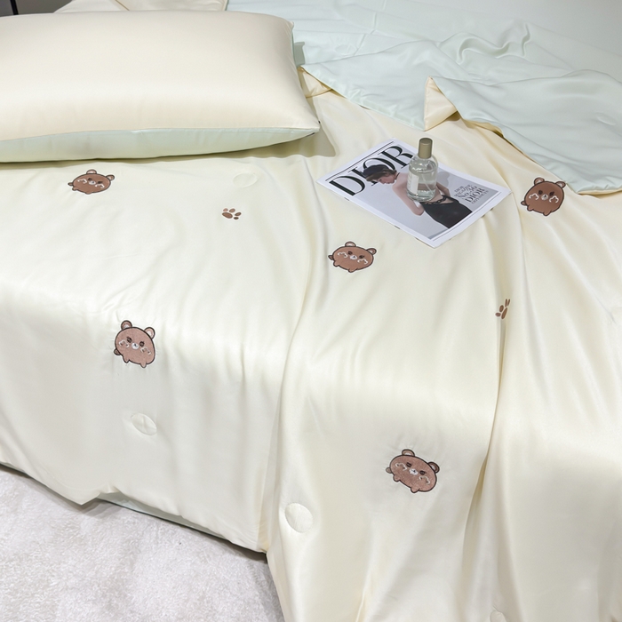 91家纺网 家纺一手货源 找家纺 憨豆家纺 2026新款水洗冰丝夏被四件套（升级抗菌棉）水洗真丝绣花系列夏凉被跨境外贸空调被 小熊-奶黄绿