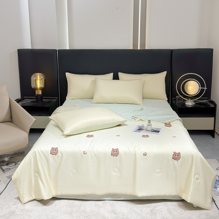 91家纺网 家纺一手货源 找家纺 憨豆家纺 2026新款水洗冰丝夏被四件套（升级抗菌棉）水洗真丝绣花系列夏凉被跨境外贸空调被 小熊-奶黄绿