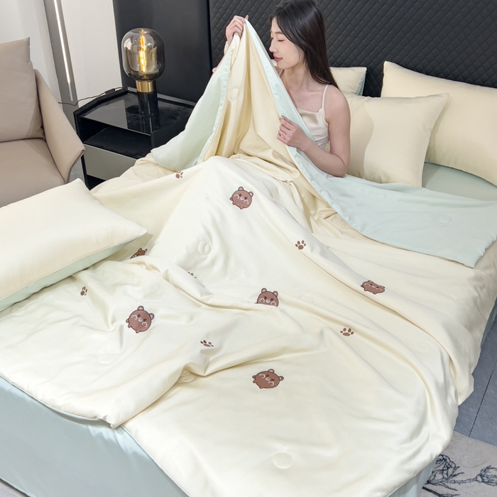 91家纺网 家纺一手货源 找家纺 憨豆家纺 2026新款水洗冰丝夏被四件套（升级抗菌棉）水洗真丝绣花系列夏凉被跨境外贸空调被 小熊-奶黄绿