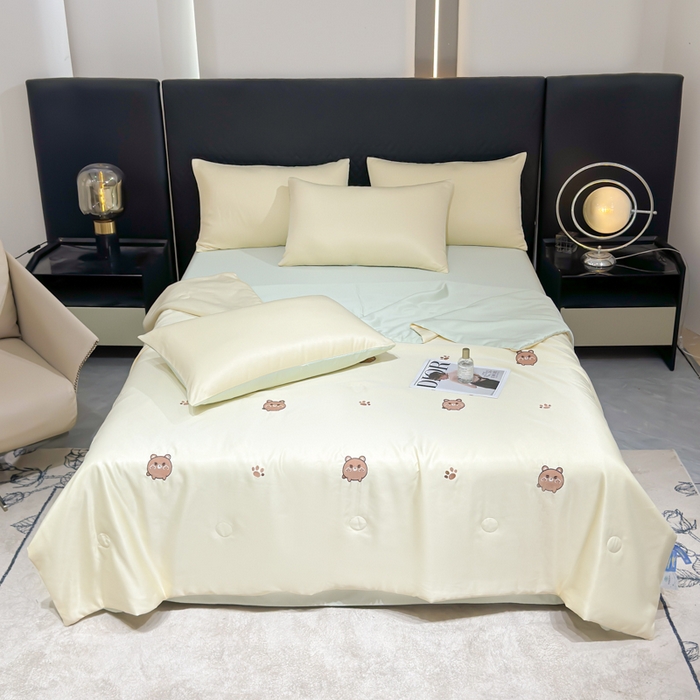 91家纺网 家纺一手货源 找家纺 憨豆家纺 2026新款水洗冰丝夏被四件套（升级抗菌棉）水洗真丝绣花系列夏凉被跨境外贸空调被 小熊-奶黄绿