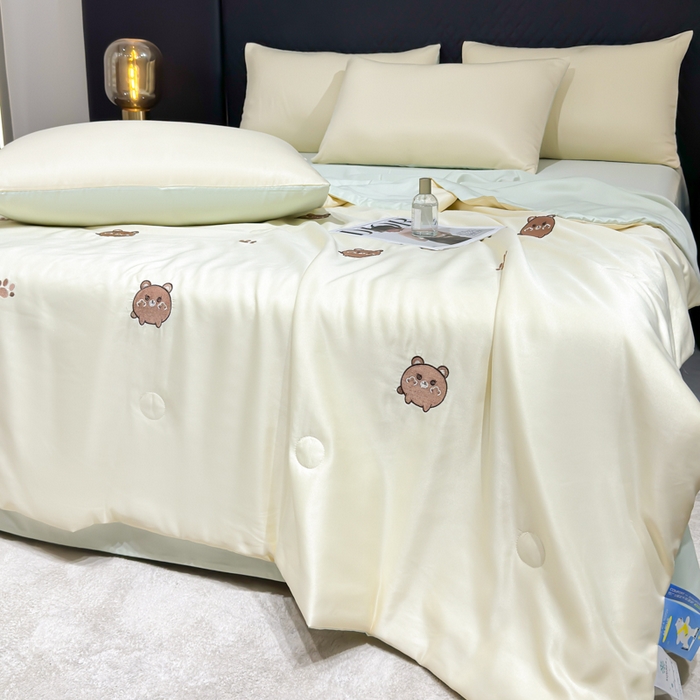 91家纺网 家纺一手货源 找家纺 憨豆家纺 2026新款水洗冰丝夏被四件套（升级抗菌棉）水洗真丝绣花系列夏凉被跨境外贸空调被 小熊-奶黄绿