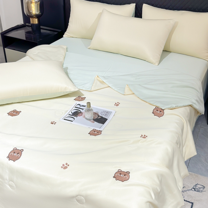 91家纺网 家纺一手货源 找家纺 憨豆家纺 2026新款水洗冰丝夏被四件套（升级抗菌棉）水洗真丝绣花系列夏凉被跨境外贸空调被 小熊-奶黄绿