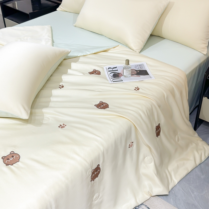 91家纺网 家纺一手货源 找家纺 憨豆家纺 2026新款水洗冰丝夏被四件套（升级抗菌棉）水洗真丝绣花系列夏凉被跨境外贸空调被 小熊-奶黄绿