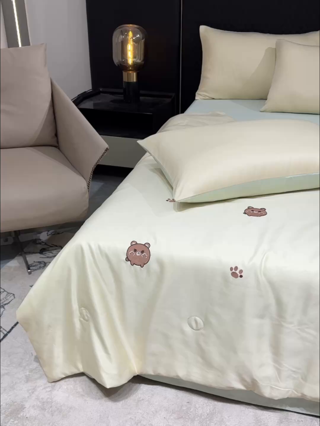 91家纺网 家纺一手货源 找家纺 憨豆家纺 2026新款水洗冰丝夏被四件套（升级抗菌棉）水洗真丝绣花系列夏凉被跨境外贸空调被 小熊-奶黄绿