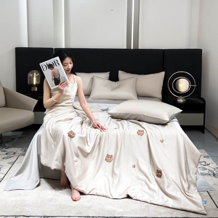 91家纺网 家纺一手货源 找家纺 憨豆家纺 2026新款水洗冰丝夏被四件套（升级抗菌棉）水洗真丝绣花系列夏凉被跨境外贸空调被 小熊-梧桐灰