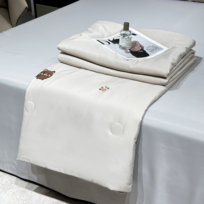 91家纺网 家纺一手货源 找家纺 憨豆家纺 2026新款水洗冰丝夏被四件套（升级抗菌棉）水洗真丝绣花系列夏凉被跨境外贸空调被 小熊-梧桐灰