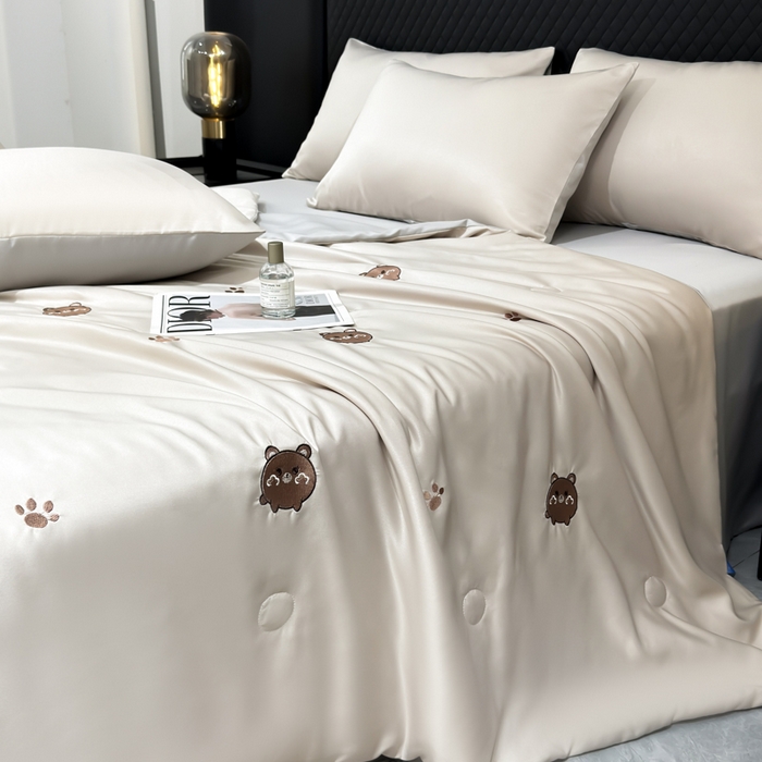 91家纺网 家纺一手货源 找家纺 憨豆家纺 2026新款水洗冰丝夏被四件套（升级抗菌棉）水洗真丝绣花系列夏凉被跨境外贸空调被 小熊-梧桐灰