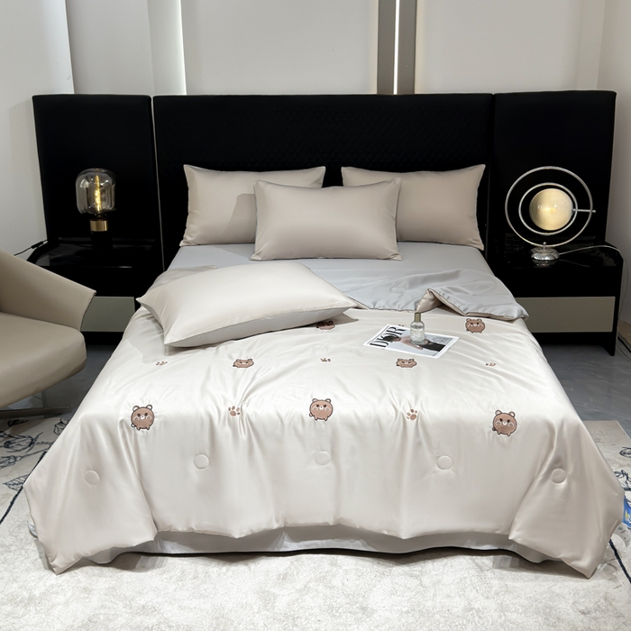 91家纺网 家纺一手货源 找家纺 憨豆家纺 2026新款水洗冰丝夏被四件套（升级抗菌棉）水洗真丝绣花系列夏凉被跨境外贸空调被 小熊-梧桐灰