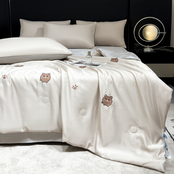 91家纺网 家纺一手货源 找家纺 憨豆家纺 2026新款水洗冰丝夏被四件套（升级抗菌棉）水洗真丝绣花系列夏凉被跨境外贸空调被 小熊-梧桐灰