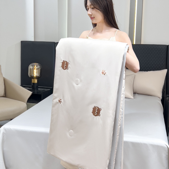 91家纺网 家纺一手货源 找家纺 憨豆家纺 2026新款水洗冰丝夏被四件套（升级抗菌棉）水洗真丝绣花系列夏凉被跨境外贸空调被 小熊-梧桐灰