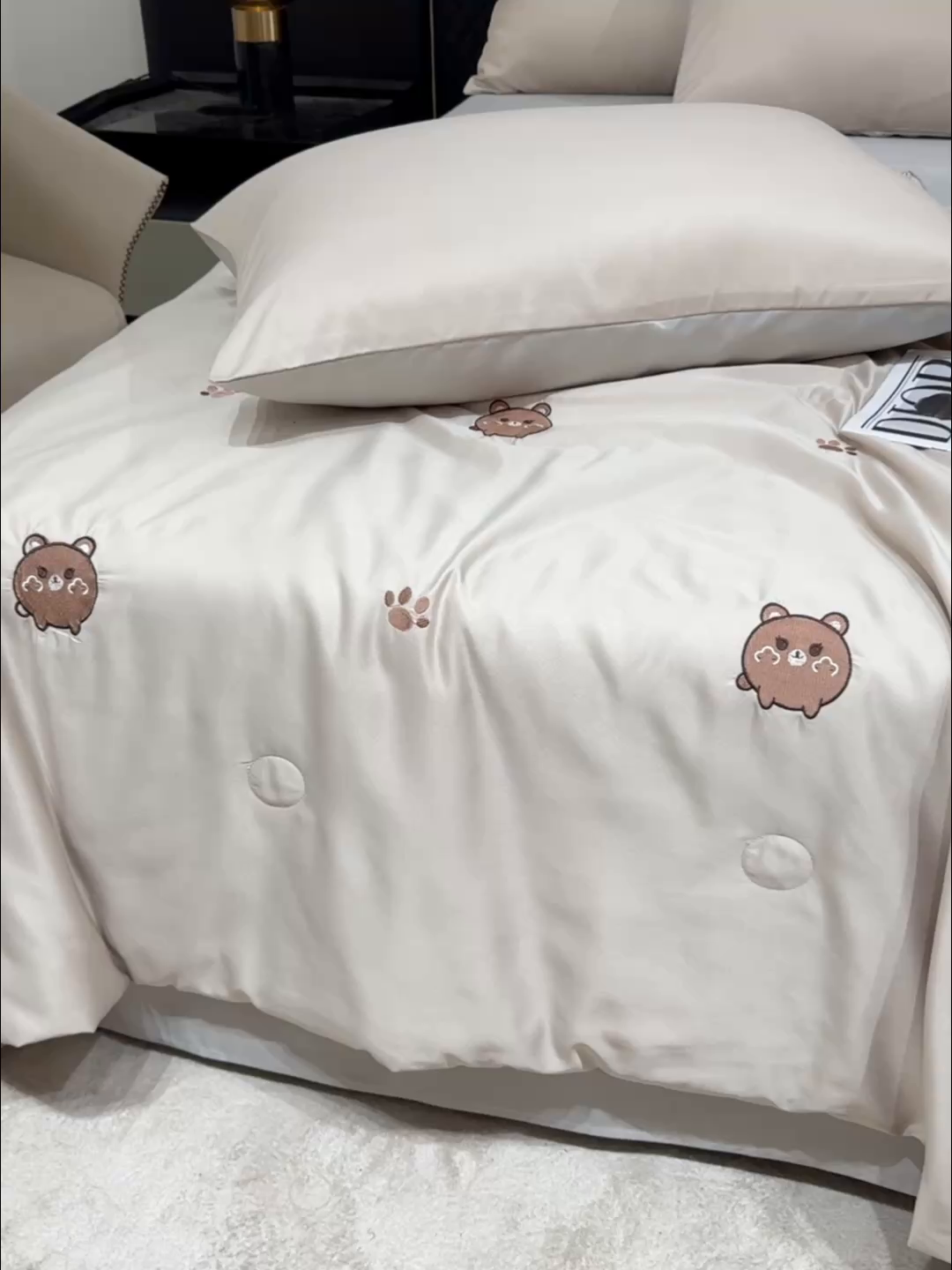 91家纺网 家纺一手货源 找家纺 憨豆家纺 2026新款水洗冰丝夏被四件套（升级抗菌棉）水洗真丝绣花系列夏凉被跨境外贸空调被 小熊-梧桐灰