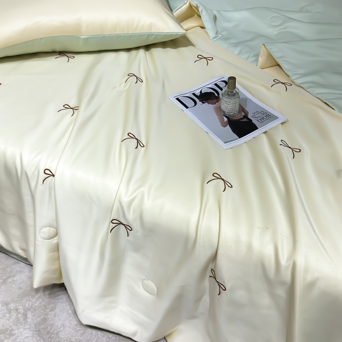 91家纺网 家纺一手货源 找家纺 憨豆家纺 2026新款水洗冰丝夏被四件套（升级抗菌棉）水洗真丝绣花系列夏凉被跨境外贸空调被 蝴蝶结-奶黄绿