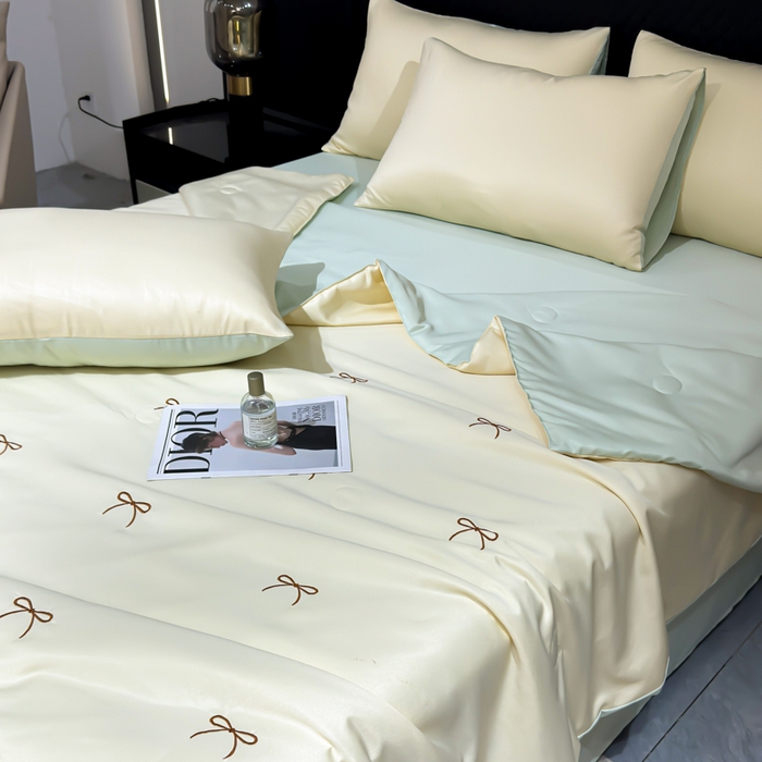 91家纺网 家纺一手货源 找家纺 憨豆家纺 2026新款水洗冰丝夏被四件套（升级抗菌棉）水洗真丝绣花系列夏凉被跨境外贸空调被 蝴蝶结-奶黄绿