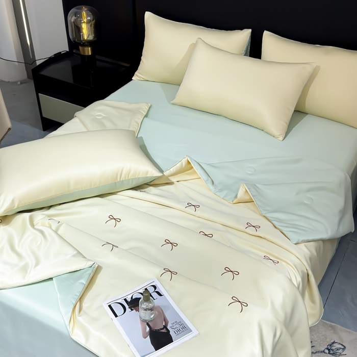 91家纺网 家纺一手货源 找家纺 憨豆家纺 2026新款水洗冰丝夏被四件套（升级抗菌棉）水洗真丝绣花系列夏凉被跨境外贸空调被 蝴蝶结-奶黄绿