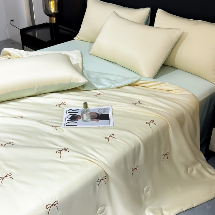 91家纺网 家纺一手货源 找家纺 憨豆家纺 2026新款水洗冰丝夏被四件套（升级抗菌棉）水洗真丝绣花系列夏凉被跨境外贸空调被 蝴蝶结-奶黄绿