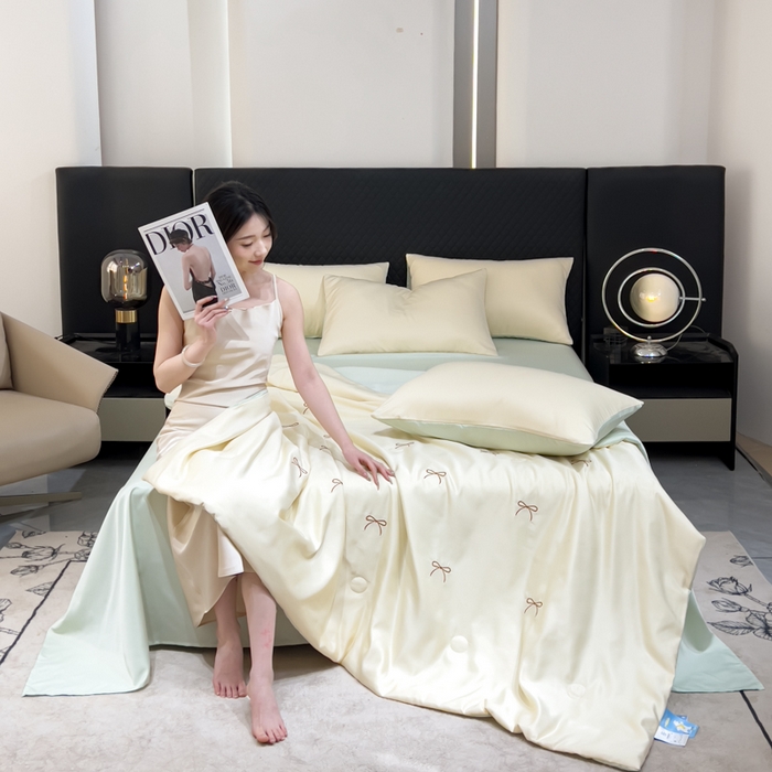 91家纺网 家纺一手货源 找家纺 憨豆家纺 2026新款水洗冰丝夏被四件套（升级抗菌棉）水洗真丝绣花系列夏凉被跨境外贸空调被 蝴蝶结-奶黄绿