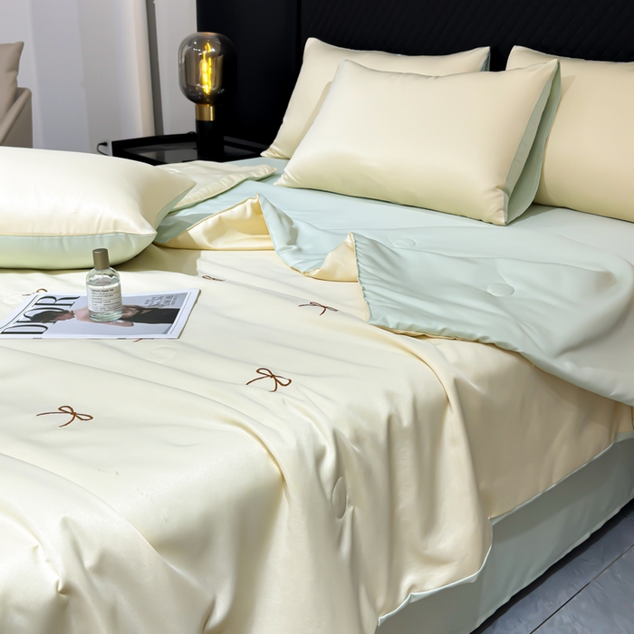 91家纺网 家纺一手货源 找家纺 憨豆家纺 2026新款水洗冰丝夏被四件套（升级抗菌棉）水洗真丝绣花系列夏凉被跨境外贸空调被 蝴蝶结-奶黄绿