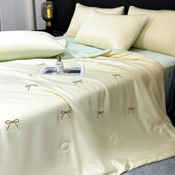 91家纺网 家纺一手货源 找家纺 憨豆家纺 2026新款水洗冰丝夏被四件套（升级抗菌棉）水洗真丝绣花系列夏凉被跨境外贸空调被 蝴蝶结-奶黄绿