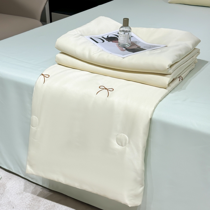 91家纺网 家纺一手货源 找家纺 憨豆家纺 2026新款水洗冰丝夏被四件套（升级抗菌棉）水洗真丝绣花系列夏凉被跨境外贸空调被 蝴蝶结-奶黄绿