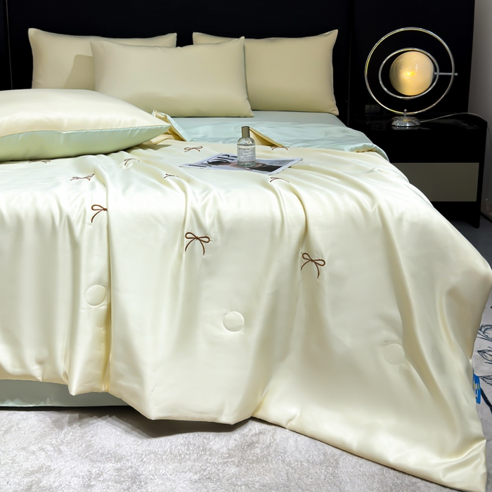 91家纺网 家纺一手货源 找家纺 憨豆家纺 2026新款水洗冰丝夏被四件套（升级抗菌棉）水洗真丝绣花系列夏凉被跨境外贸空调被 蝴蝶结-奶黄绿