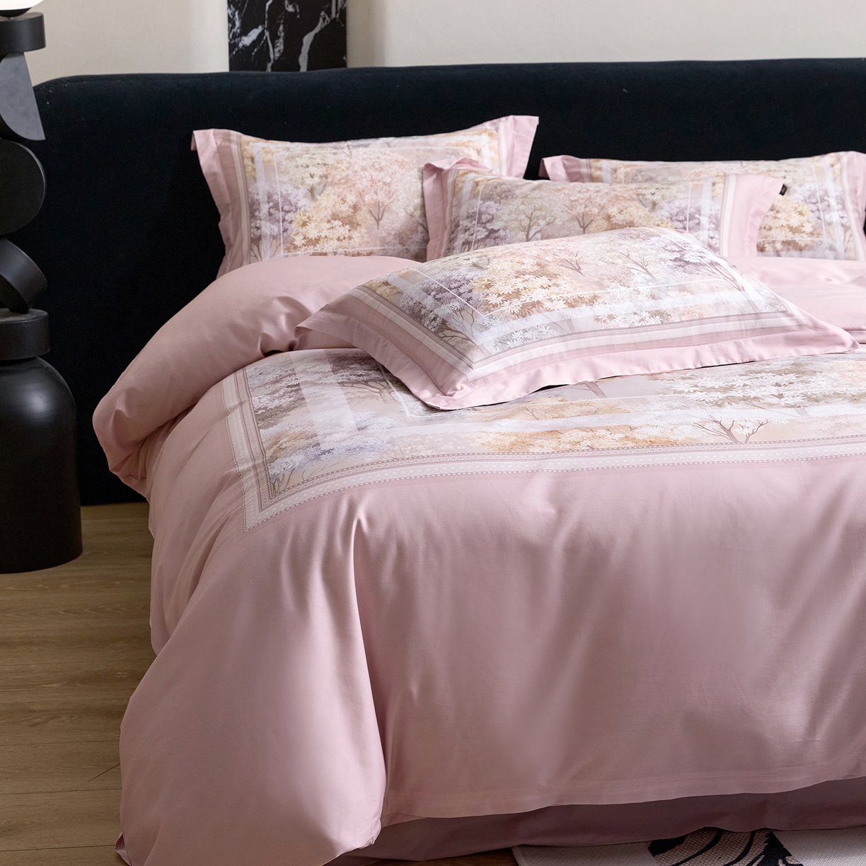 91家纺网 家纺一手货源 找家纺 梧桐树 2026新款60长绒棉平网大版系列四件套 P20锦瑟粉