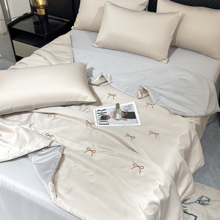 91家纺网 家纺一手货源 找家纺 憨豆家纺 2026新款水洗冰丝夏被四件套（升级抗菌棉）水洗真丝绣花系列夏凉被跨境外贸空调被 蝴蝶结-梧桐灰