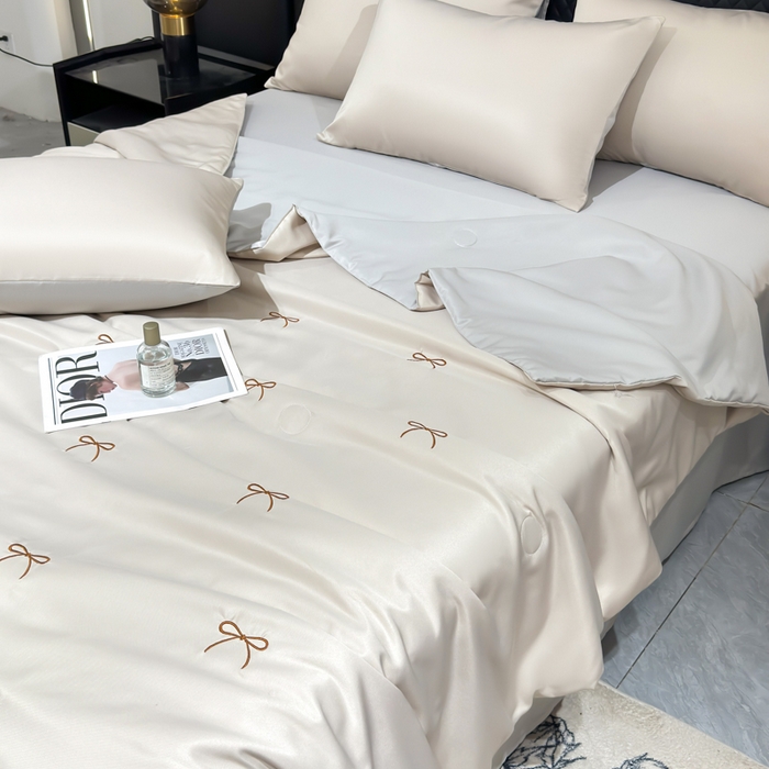 91家纺网 家纺一手货源 找家纺 憨豆家纺 2026新款水洗冰丝夏被四件套（升级抗菌棉）水洗真丝绣花系列夏凉被跨境外贸空调被 蝴蝶结-梧桐灰