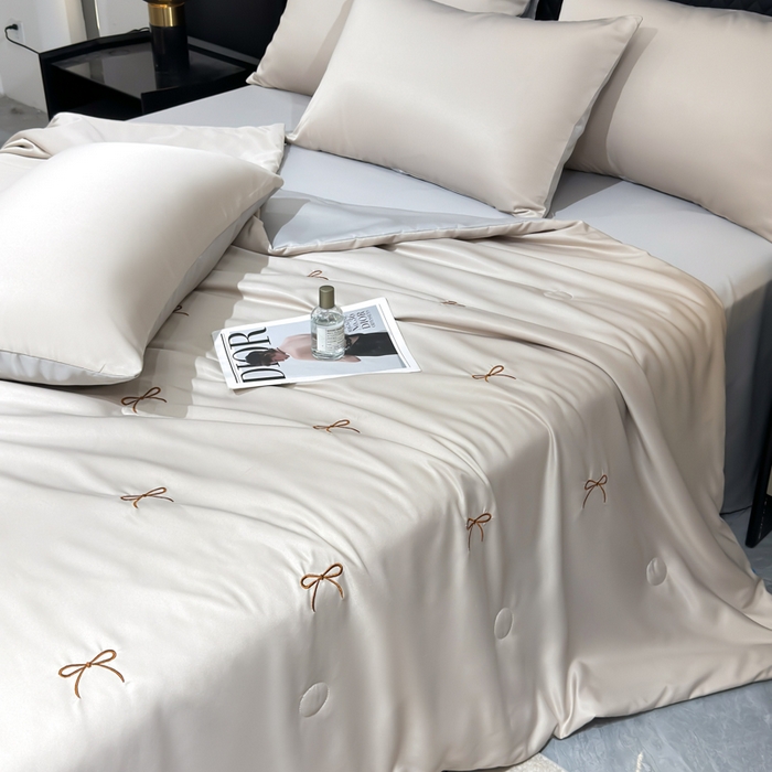 91家纺网 家纺一手货源 找家纺 憨豆家纺 2026新款水洗冰丝夏被四件套（升级抗菌棉）水洗真丝绣花系列夏凉被跨境外贸空调被 蝴蝶结-梧桐灰