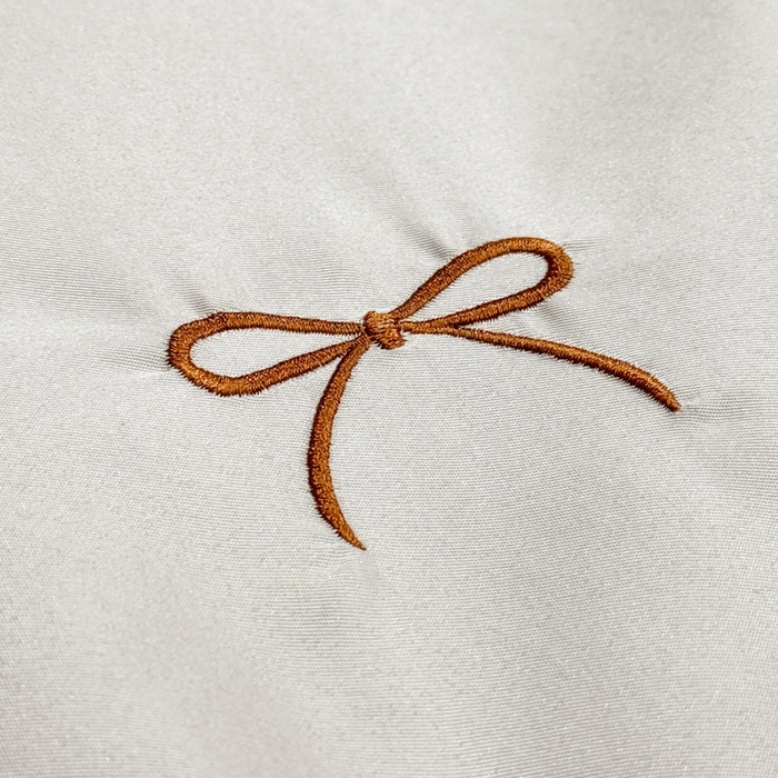 91家纺网 家纺一手货源 找家纺 憨豆家纺 2026新款水洗冰丝夏被四件套（升级抗菌棉）水洗真丝绣花系列夏凉被跨境外贸空调被 蝴蝶结-梧桐灰