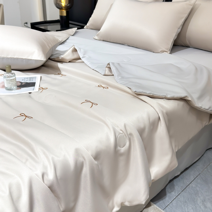 91家纺网 家纺一手货源 找家纺 憨豆家纺 2026新款水洗冰丝夏被四件套（升级抗菌棉）水洗真丝绣花系列夏凉被跨境外贸空调被 蝴蝶结-梧桐灰