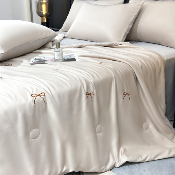 91家纺网 家纺一手货源 找家纺 憨豆家纺 2026新款水洗冰丝夏被四件套（升级抗菌棉）水洗真丝绣花系列夏凉被跨境外贸空调被 蝴蝶结-梧桐灰