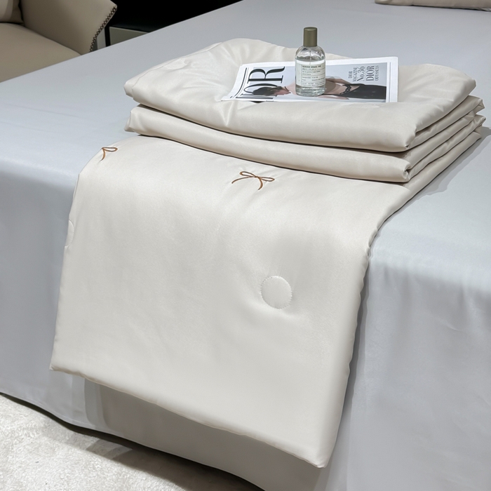 91家纺网 家纺一手货源 找家纺 憨豆家纺 2026新款水洗冰丝夏被四件套（升级抗菌棉）水洗真丝绣花系列夏凉被跨境外贸空调被 蝴蝶结-梧桐灰