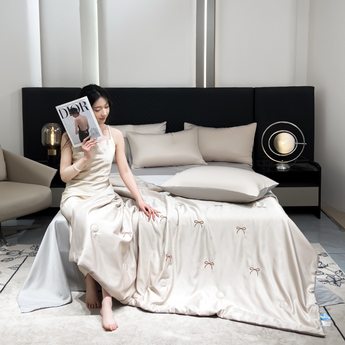 91家纺网 家纺一手货源 找家纺 憨豆家纺 2026新款水洗冰丝夏被四件套（升级抗菌棉）水洗真丝绣花系列夏凉被跨境外贸空调被 蝴蝶结-梧桐灰