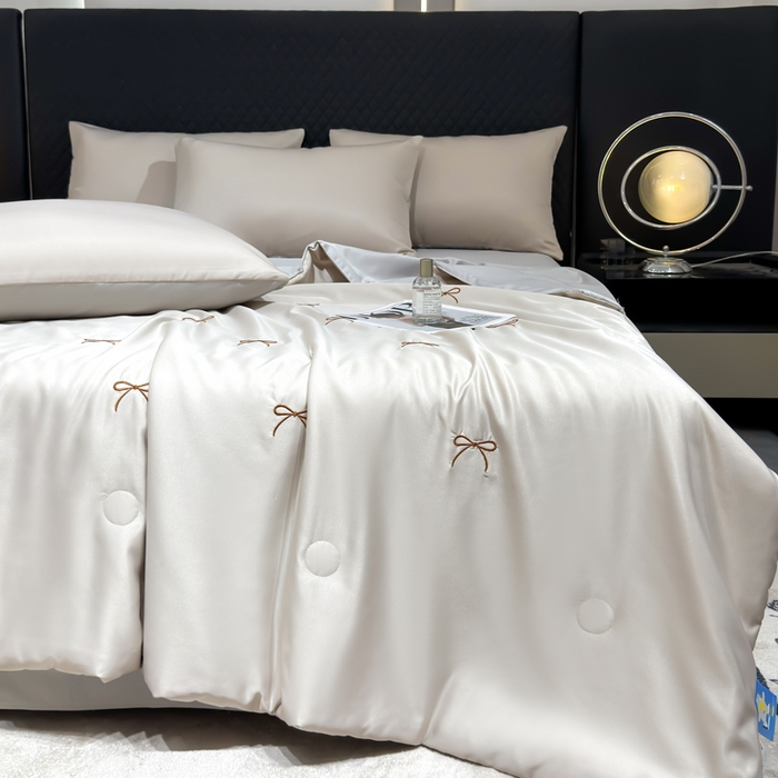 91家纺网 家纺一手货源 找家纺 憨豆家纺 2026新款水洗冰丝夏被四件套（升级抗菌棉）水洗真丝绣花系列夏凉被跨境外贸空调被 蝴蝶结-梧桐灰