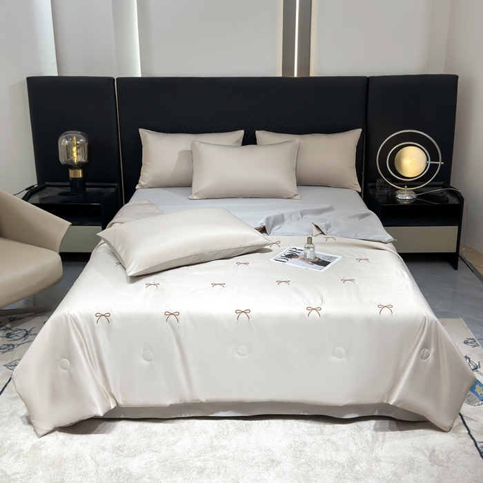 91家纺网 家纺一手货源 找家纺 憨豆家纺 2026新款水洗冰丝夏被四件套（升级抗菌棉）水洗真丝绣花系列夏凉被跨境外贸空调被 蝴蝶结-梧桐灰