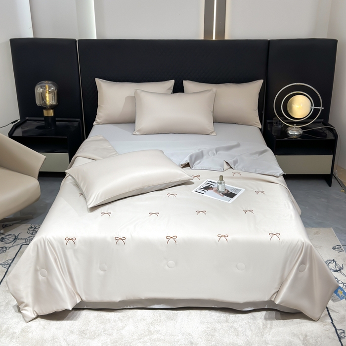 91家纺网 家纺一手货源 找家纺 憨豆家纺 2026新款水洗冰丝夏被四件套（升级抗菌棉）水洗真丝绣花系列夏凉被跨境外贸空调被 蝴蝶结-梧桐灰