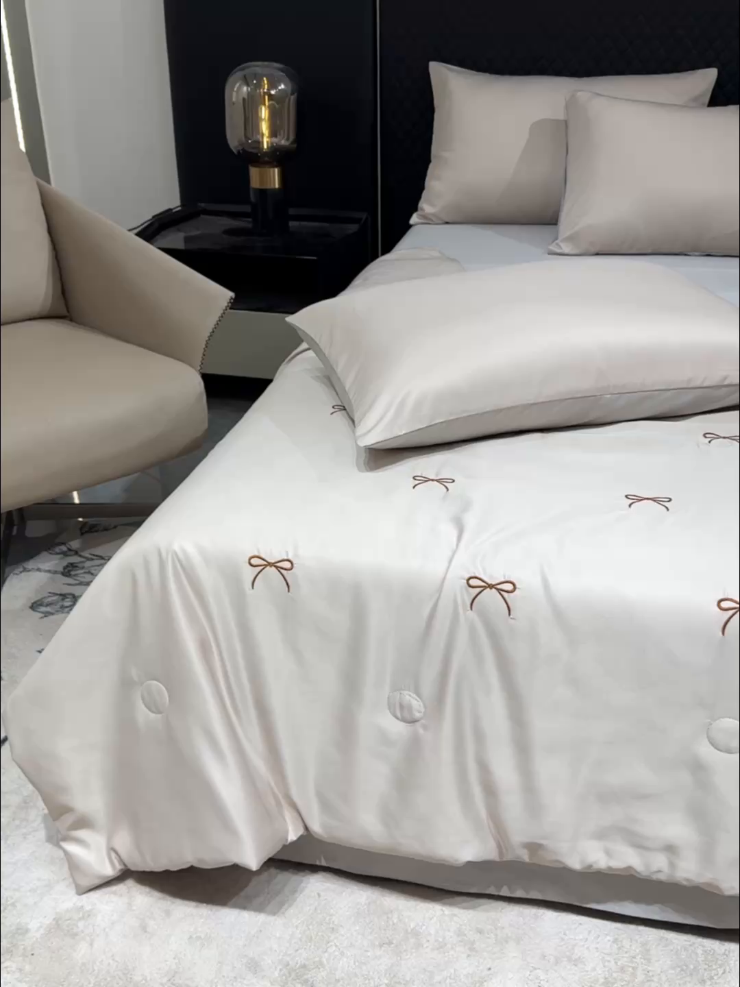 91家纺网 家纺一手货源 找家纺 憨豆家纺 2026新款水洗冰丝夏被四件套（升级抗菌棉）水洗真丝绣花系列夏凉被跨境外贸空调被 蝴蝶结-梧桐灰