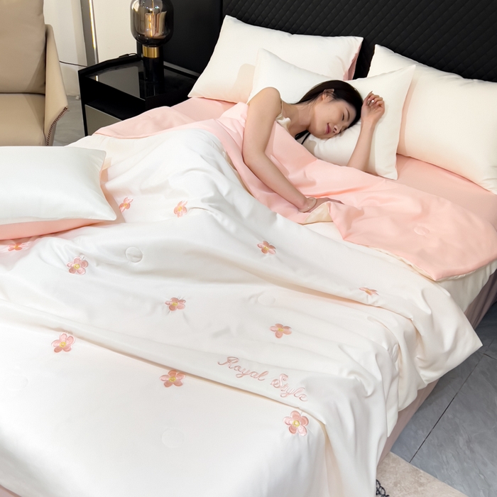 憨豆家纺 2026新款水洗冰丝夏被四件套（升级抗菌棉）水洗真丝绣花系列夏凉被跨境外贸空调被 花朵-奶白粉