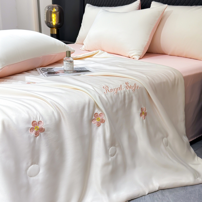 91家纺网 家纺一手货源 找家纺 憨豆家纺 2026新款水洗冰丝夏被四件套（升级抗菌棉）水洗真丝绣花系列夏凉被跨境外贸空调被 花朵-奶白粉