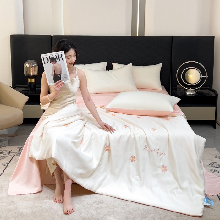 91家纺网 家纺一手货源 找家纺 憨豆家纺 2026新款水洗冰丝夏被四件套（升级抗菌棉）水洗真丝绣花系列夏凉被跨境外贸空调被 花朵-奶白粉